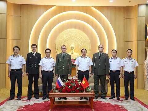 Tư lệnh Hải quân Việt Nam tiếp Tùy viên quốc phòng Liên bang Nga