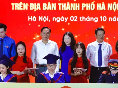 Ghi danh sổ vàng 100 thủ khoa xuất sắc Hà Nội