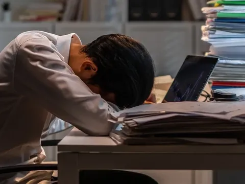 Giáo viên chết gục tại bàn làm việc ở Trung Quốc, lời cảnh tỉnh về văn hóa 'làm thêm tự nguyện'