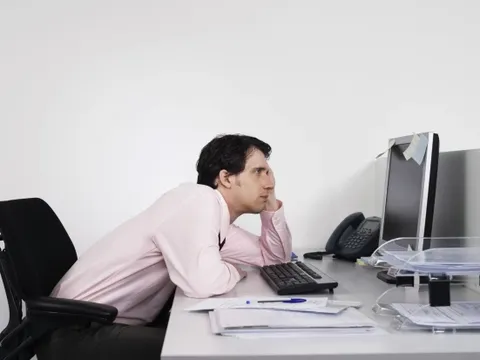 8 thói quen công sở đang âm thầm hủy hoại sức khỏe bạn mỗi ngày