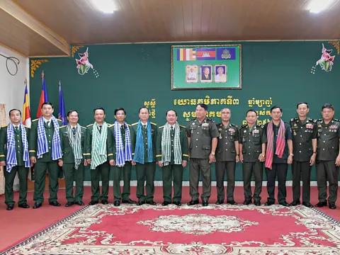 Bộ CHQS tỉnh Kiên Giang thăm, chúc mừng Tết cổ truyền các đơn vị Quân đội Hoàng gia Campuchia