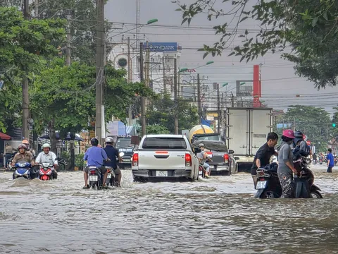 TP Cần Thơ: Triều cường vượt báo động 3, nhiều điểm ngập sâu gây khó khăn cho phương tiện giao thông