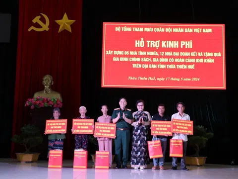 Trung tướng Phạm Trường Sơn-Phó Tổng Tham mưu trưởng Quân đội nhân dân Việt Nam thăm, tặng quà tại tỉnh Thừa Thiên Huế