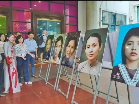 Giới thiệu và trưng bày bộ sưu tập chân dung “Tự hào phụ nữ Việt Nam”