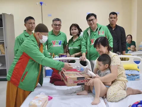 Gần 15.000 suất cơm từ “Bếp dã chiến VNV” tiếp sức người dân Huế sau bão số 12