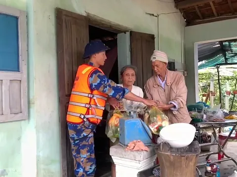 Vùng 4 Hải quân tích cực hỗ trợ nhân dân Khánh Hòa và Đắk Lắk khắc phục hậu quả sau mưa lũ
