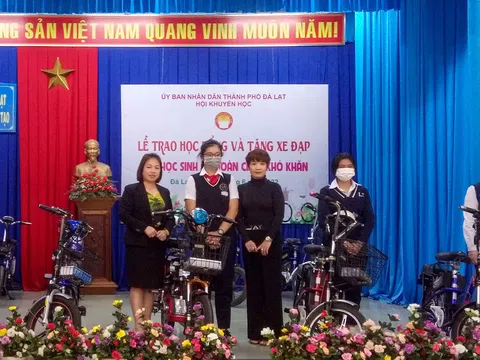 Đà Lạt: Trao tặng học bổng và xe đạp điện cho học sinh vượt khó