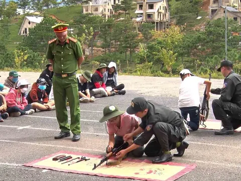 Đà Lạt: Hơn 60 thanh thiếu nhi trải nghiệm "Chúng em là chiến sĩ Cảnh sát cơ động"