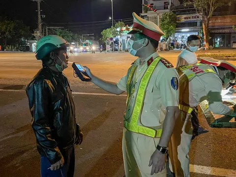 CSGT Đà Nẵng trắng đêm tuần tra, siết chặt vấn nạn xe quá khổ, quá tải