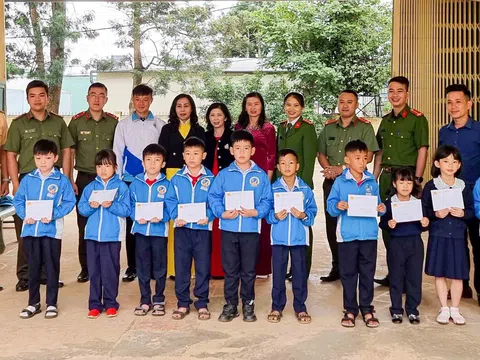 Công an TP. Đà Lạt tặng học bổng cho học sinh nghèo vượt khó