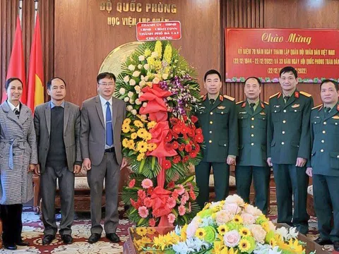 Lãnh đạo Thành phố Đà Lạt thăm chúc mừng Học viện lục quân Đà Lạt