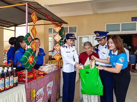 Người dân Tam Hải đi chợ không đồng trong chương trình“Xuân biên giới – Tết hải đảo”