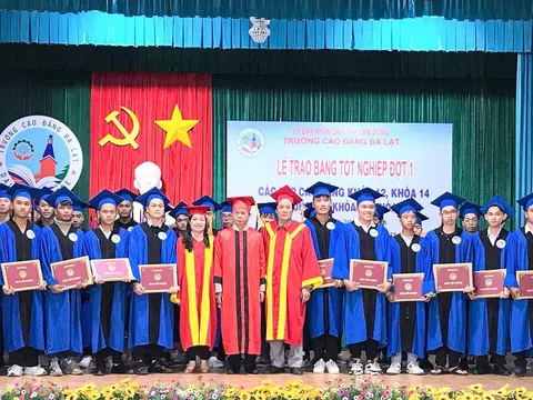 Trường Cao đẳng Đà Lạt khen thưởng sinh viên, học sinh tốt nghiệp loại xuất sắc và giỏi