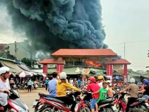 Đắk Lắk: 'Bà hoả' thiêu rụi nhiều ki-ốt hàng hoá của tiểu thương chợ huyện Ea Súp