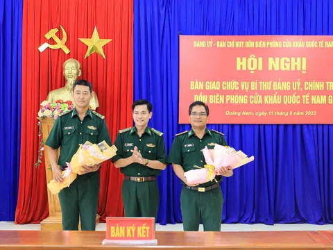 Bàn giao nhiệm vụ Bí thư Đảng uỷ, Chính trị viên Đồn Biên phòng cửa khẩu quốc tế Nam Giang