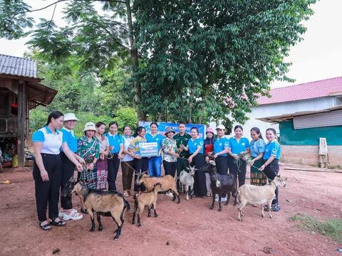 Phụ nữ nghèo nơi biên cương Hướng Hoá được tặng dê tạo sinh kế