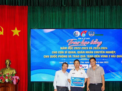 CLB “Vì Hoàng Sa - Trường Sa thân yêu” trao học bổng cho con cán bộ, quân nhân chuyên nghiệp Vùng 2 Hải quân