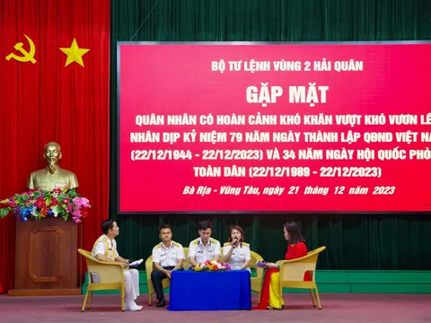 Vùng 2 Hải quân gặp gỡ quân nhân có hoàn cảnh khó khăn vượt khó vươn lên năm 2023