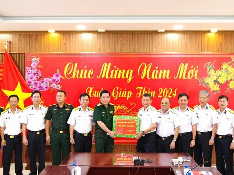 Đoàn công tác Quân ủy Trung ương, Bộ Quốc phòng kiểm tra, thăm, tặng quà chính sách tại Bộ Tư lệnh Vùng 2 Hải quân