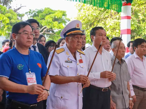 Xúc động lễ tri ân, thả hoa tưởng niệm các anh hùng, liệt sĩ tại Vũng Rô