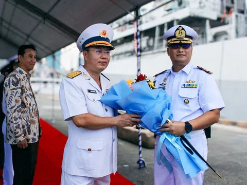 Tàu KRI Bung Tomo-357 Hải quân Indonesia thăm Việt Nam