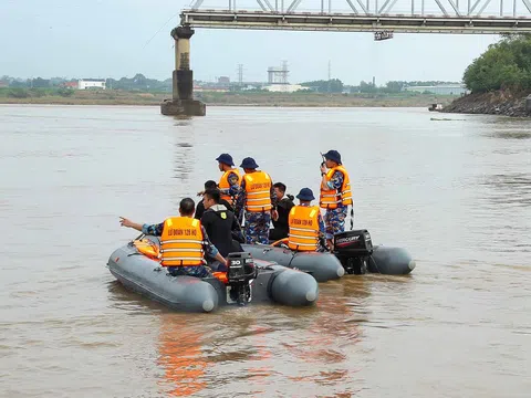 Lực lượng “ người nhái” nỗ lực tìm kiếm 4 nạn nhân mất tích tại cầu Phong Châu