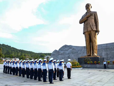 Bộ Tư lệnh Vùng 5 Hải quân dâng hương tưởng niệm Chủ tịch Hồ Chí Minh