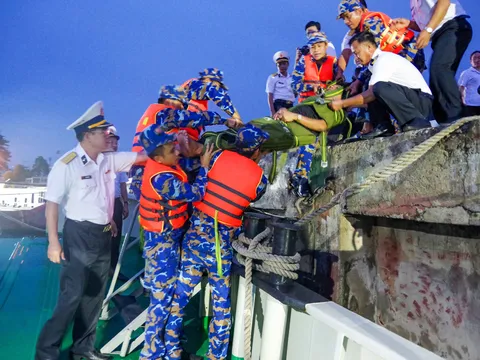 Tàu Hải quân đưa hai ngư dân bị bệnh nặng về bờ an toàn trên sóng dữ