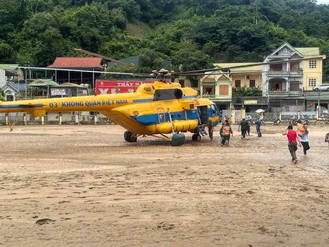 Trực thăng Quân đội tiếp tế hàng cứu trợ vùng lũ Nghệ An