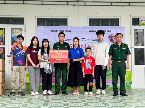 Dấu chân của mẹ và những món quà tuổi thơ nơi biên giới