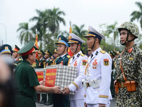 Ngọn lửa từ một bàn tay siết chặt