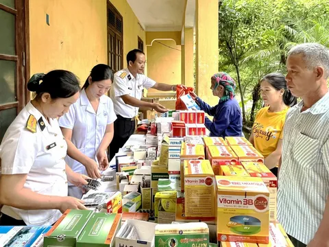 Bộ đội Hải quân chung tay cùng dân khắc phục hậu quả mưa lũ