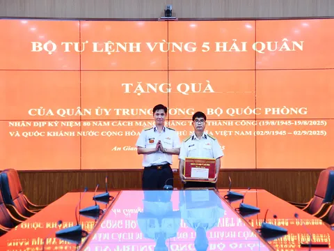 Trao quà của Quân ủy Trung ương, Bộ Quốc phòng cho các quân nhân Vùng 5 Hải quân