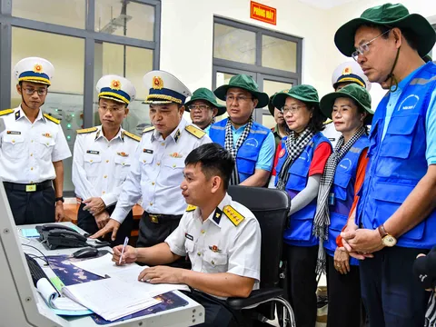 TP. Hồ Chí Minh trao 6,5 tỷ đồng quà tặng quân dân vùng biển Tây Nam