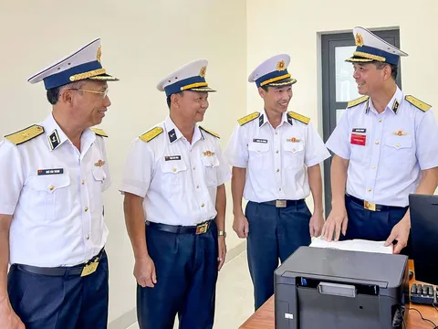 Phó Đô đốc Nguyễn An Phong kiểm tra đơn vị vững mạnh toàn diện tại Vùng 5 Hải quân
