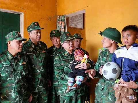 Thiếu tướng Võ Tiến Nghị động viên lực lượng tìm kiếm nạn nhân vụ sạt lở tại Hùng Sơn