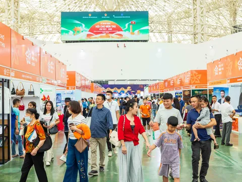 Lượng khách đông kỷ lục trong ngày đầu tiên của Hội chợ mùa Thu 2025