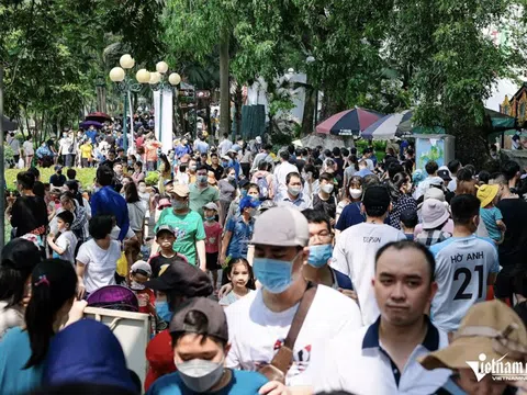 Đi chơi Hà Nội ngày lễ: Chen ngộp thở, đói hoa mắt, nhiều trẻ đi lạc