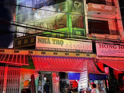 Cháy nhà gần chợ Đầm - Nha Trang, lực lượng phòng cháy chữa cháy khẩn trương dập lửa