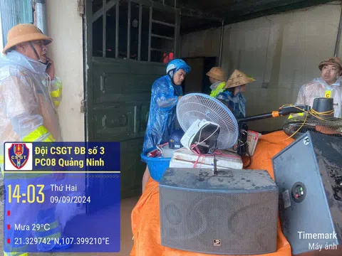 Quảng Ninh: Đội CSGT đường bộ số 3 hỗ trợ người dân khắc phục hậu quả siêu bão Yagi