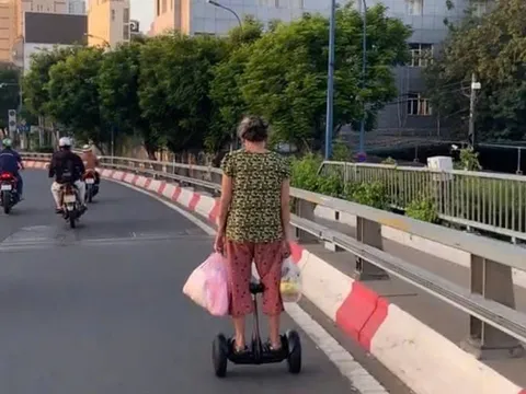 TP. HCM: Xử lý người phụ nữ đi xe điện cân bằng trên cầu Khánh Hội
