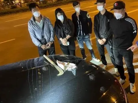 Hà Nội: Cảnh sát 141 kiểm tra ô tô chở 5 nam nữ thanh niên giấu dao trong xe