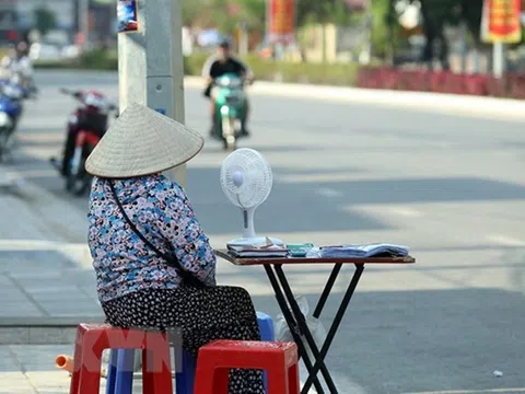 Hà Nội đêm có mưa vài nơi, ngày nắng nóng