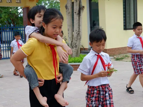 4 năm cõng bạn trên vai, cô bé trở thành điểm tựa cho người bạn khuyết tật