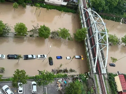 Nhiều nơi miền Bắc ngập sâu sau mưa lớn, ôtô chìm trong biển nước