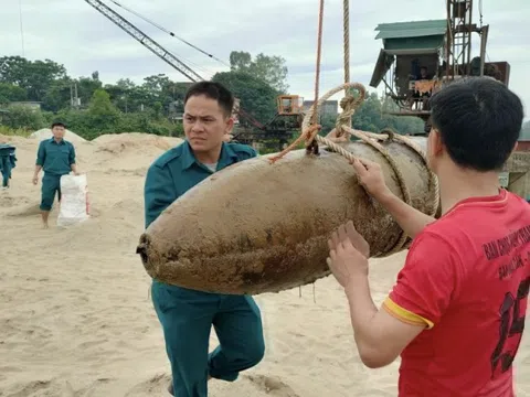 Lặn bắt cá trên sông Lam, đụng phải bom nặng 340kg