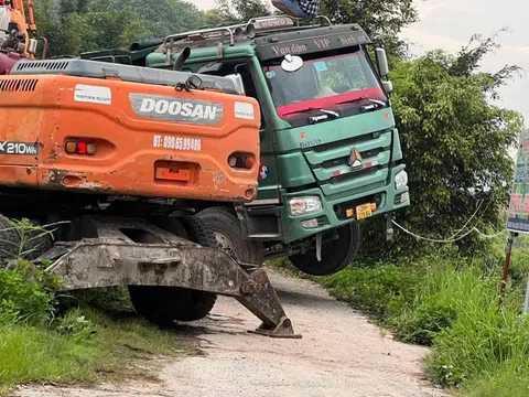 Hà Nội: Lãnh đạo UBND huyện trực tiếp bắt xe hổ vồ đổ trộm chất thải