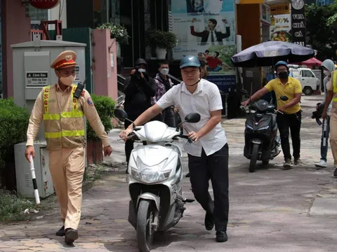 Hà Nội: Ngày đầu cao điểm, tài xế "ma men" đổ mồ hôi tìm xe về nhà giữa nắng nóng