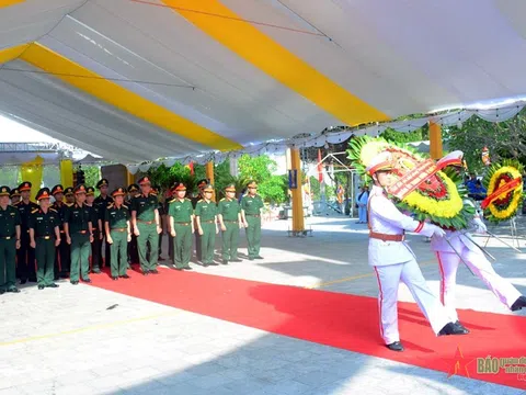 Đoàn công tác của Quân ủy Trung ương, Bộ Quốc phòng viếng các anh hùng liệt sĩ tại Hà Giang