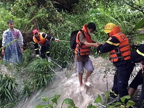 Quảng Nam: Giải cứu 23 người mắc kẹt do nước sông dâng cao